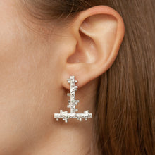 Load image into Gallery viewer, AMPLİFYY Silver Stud Earring with Green Sapphire on a model | CØLØNY Collection | Margo Orlovik Contemporary Jewellery