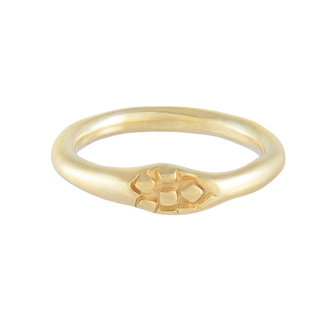 Thin organic band ring with square pattern in gold plated silver | Imprint Collection | Margo Orlovik